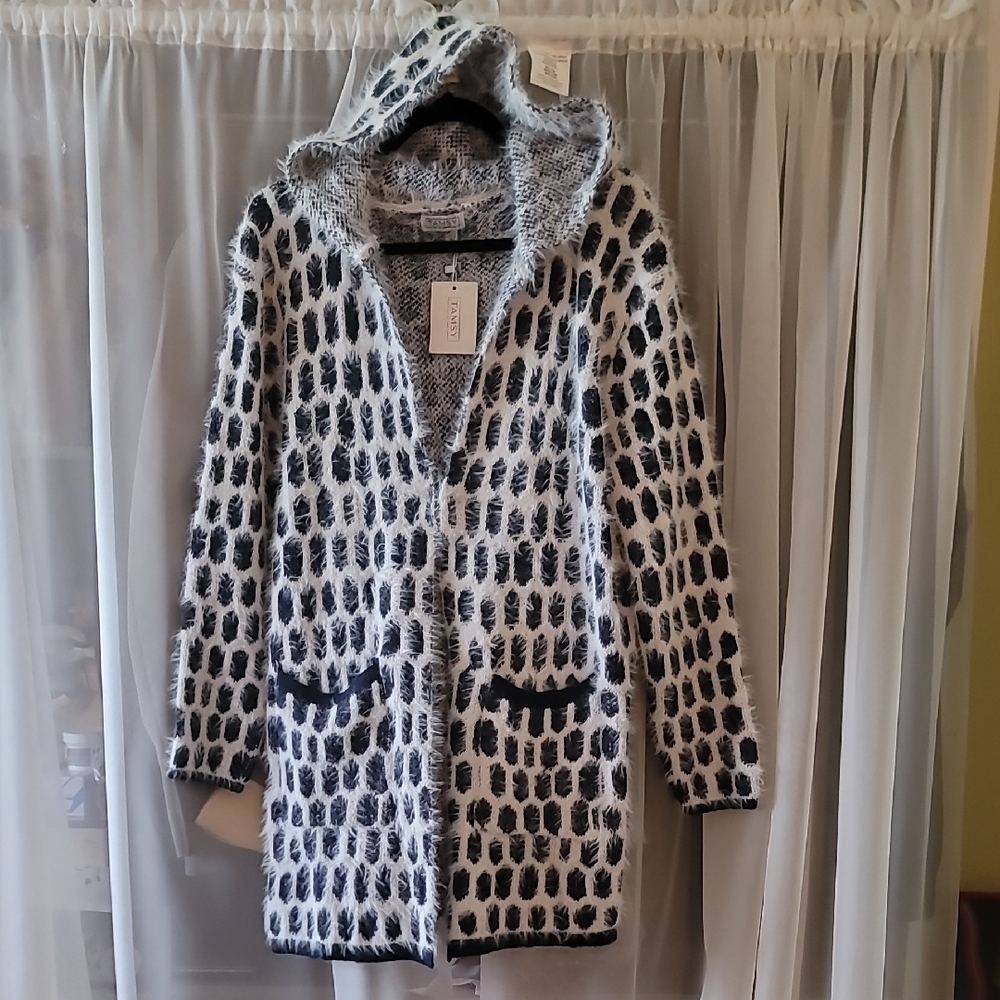 Women's Black and White Patterned Sweater